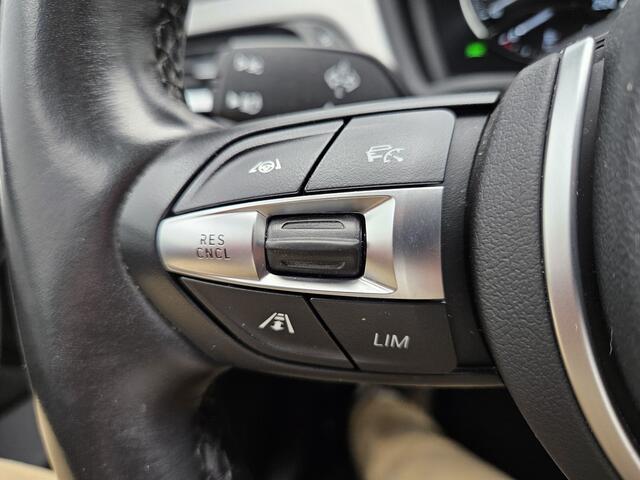 BMW X1 xDrive25e Plug In Hybrid 220pk PHEV | Adaptive Cruise | Camera | M Sportstuur | Lederen Bekleding | Apple Carplay | Navi Pro | 18"L.M | Sfeerverlichting |