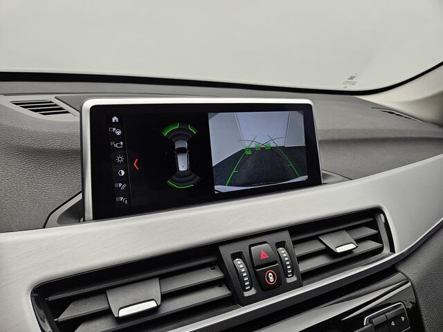 BMW X1 xDrive25e Plug In Hybrid 220pk PHEV | Adaptive Cruise | Camera | M Sportstuur | Lederen Bekleding | Apple Carplay | Navi Pro | 18"L.M | Sfeerverlichting |