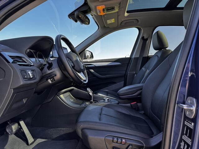 BMW X1 xDrive20i High Exe | Schuifdak | HUD | Elek.St. | Stuur+Stoel verwarming | Lane-ass | St.verw | X-line!