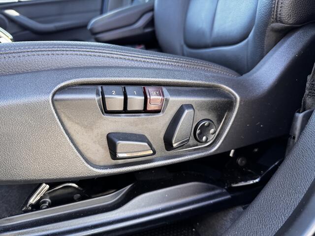 BMW X1 xDrive20i High Exe | Schuifdak | HUD | Elek.St. | Stuur+Stoel verwarming | Lane-ass | St.verw | X-line!