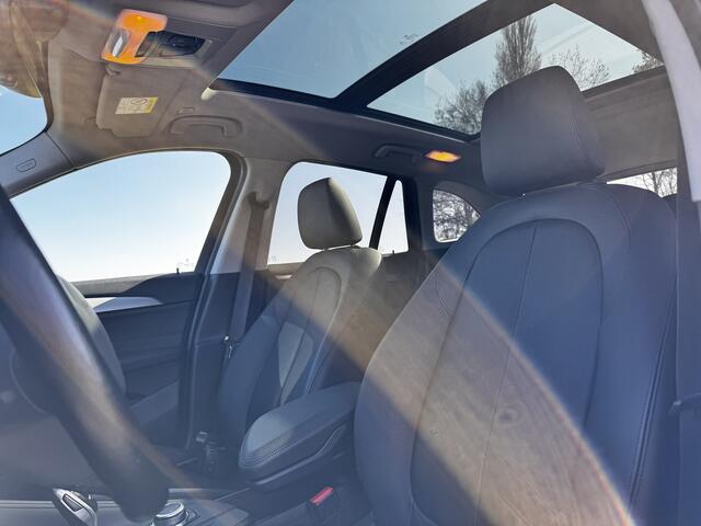 BMW X1 xDrive20i High Exe | Schuifdak | HUD | Elek.St. | Stuur+Stoel verwarming | Lane-ass | St.verw | X-line!