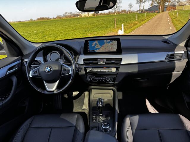 BMW X1 xDrive20i High Exe | Schuifdak | HUD | Elek.St. | Stuur+Stoel verwarming | Lane-ass | St.verw | X-line!
