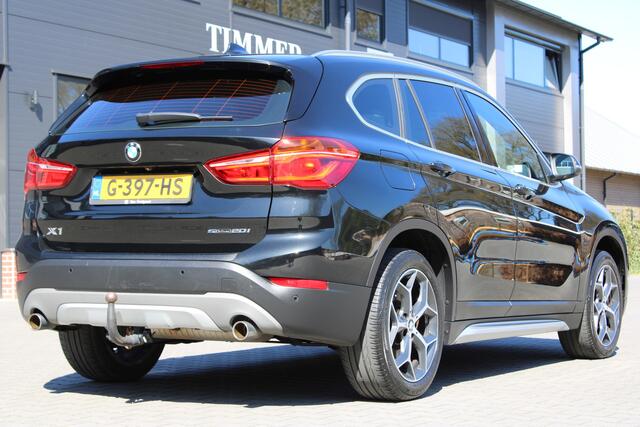 BMW X1 sDrive20i High Executive Nederlandse BMW - Volle uitvoering Lederen bekleding - Head Up- Stoelverwarming 18 inch Lichtmetalen wielen Panoramadak - Head Up- Lederen bekleding