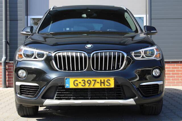 BMW X1 sDrive20i High Executive Nederlandse BMW - Volle uitvoering Lederen bekleding - Head Up- Stoelverwarming 18 inch Lichtmetalen wielen Panoramadak - Head Up- Lederen bekleding