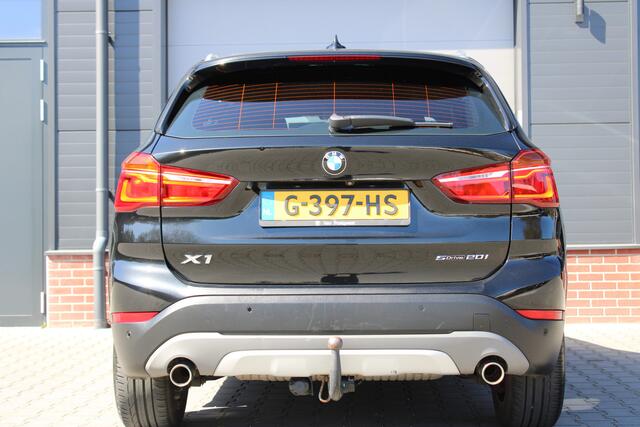 BMW X1 sDrive20i High Executive Nederlandse BMW - Volle uitvoering Lederen bekleding - Head Up- Stoelverwarming 18 inch Lichtmetalen wielen Panoramadak - Head Up- Lederen bekleding