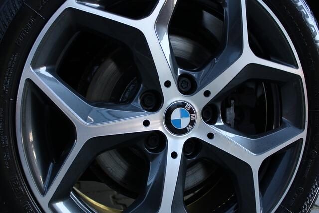 BMW X1 sDrive20i High Executive Nederlandse BMW - Volle uitvoering Lederen bekleding - Head Up- Stoelverwarming 18 inch Lichtmetalen wielen Panoramadak - Head Up- Lederen bekleding