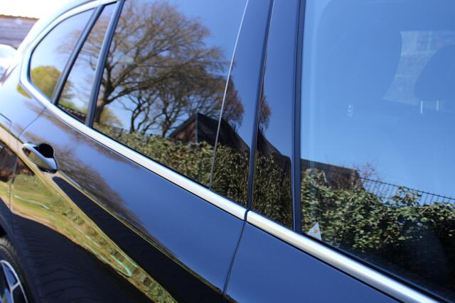 BMW X1 sDrive20i High Executive Nederlandse BMW - Volle uitvoering Lederen bekleding - Head Up- Stoelverwarming 18 inch Lichtmetalen wielen Panoramadak - Head Up- Lederen bekleding