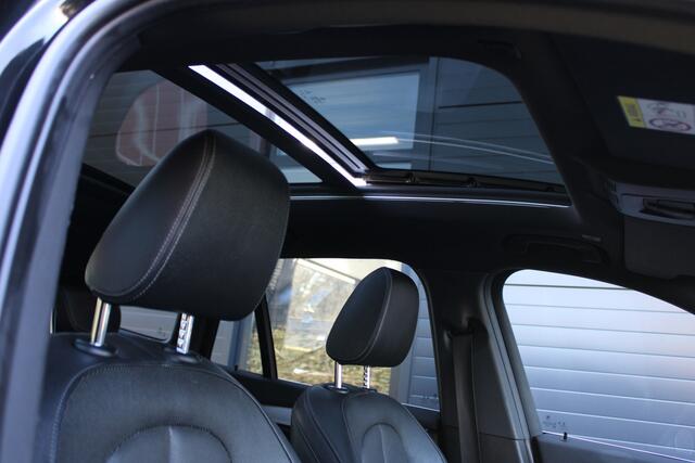 BMW X1 sDrive20i High Executive Nederlandse BMW - Volle uitvoering Lederen bekleding - Head Up- Stoelverwarming 18 inch Lichtmetalen wielen Panoramadak - Head Up- Lederen bekleding