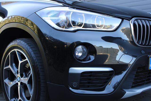 BMW X1 sDrive20i High Executive Nederlandse BMW - Volle uitvoering Lederen bekleding - Head Up- Stoelverwarming 18 inch Lichtmetalen wielen Panoramadak - Head Up- Lederen bekleding