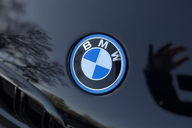 BMW X1 xDrive25e Advantage | Leder | 19" LM Velgen | NAVI | LED | Sportstuur | PDC V&A