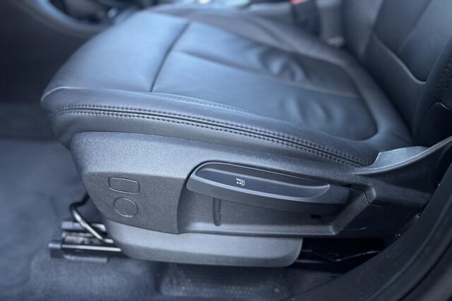 BMW X1 xDrive25e Advantage | Leder | 19" LM Velgen | NAVI | LED | Sportstuur | PDC V&A
