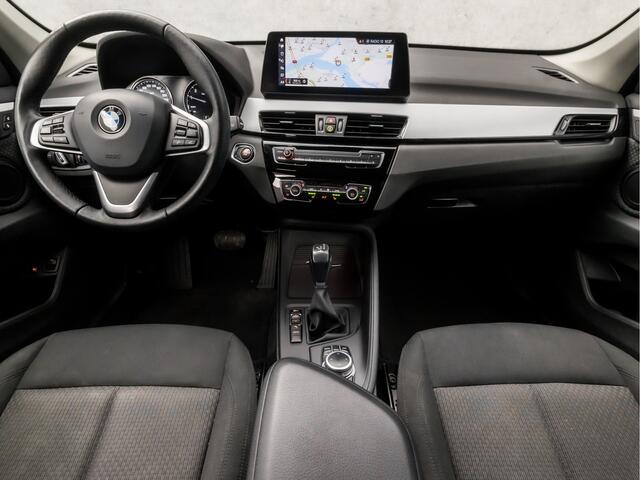 BMW X1 xDrive25e Sportline 221Pk Automaat (GROOT NAVI, DEALER ONDERHOUDEN, CLIMATE, STOELVERWARMING, CAMERA, SPORTSTOELEN, TREKHAAK, GETINT GLAS, CRUISE, NIEUWSTAAT)
