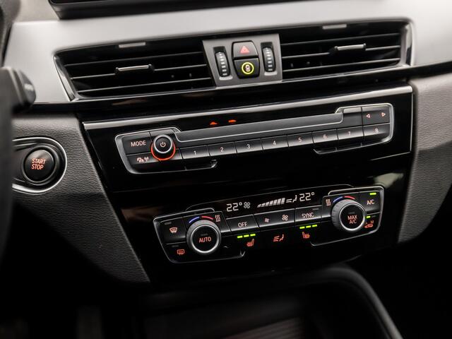 BMW X1 xDrive25e Sportline 221Pk Automaat (GROOT NAVI, DEALER ONDERHOUDEN, CLIMATE, STOELVERWARMING, CAMERA, SPORTSTOELEN, TREKHAAK, GETINT GLAS, CRUISE, NIEUWSTAAT)