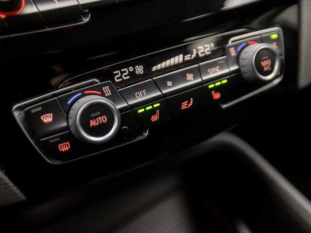 BMW X1 xDrive25e Sportline 221Pk Automaat (GROOT NAVI, DEALER ONDERHOUDEN, CLIMATE, STOELVERWARMING, CAMERA, SPORTSTOELEN, TREKHAAK, GETINT GLAS, CRUISE, NIEUWSTAAT)