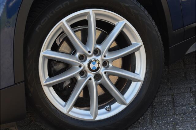 BMW X1 sDrive18i High Executive Sportstoelen | Navi | Stoelverwarming | M-stuur | Elektr a.klep | PDC V+A