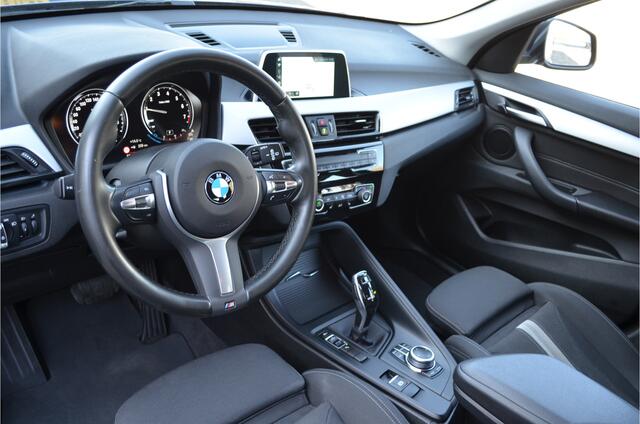 BMW X1 sDrive18i High Executive Sportstoelen | Navi | Stoelverwarming | M-stuur | Elektr a.klep | PDC V+A