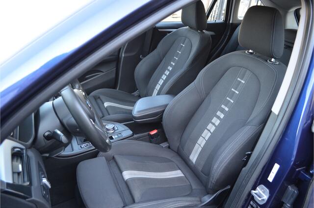 BMW X1 sDrive18i High Executive Sportstoelen | Navi | Stoelverwarming | M-stuur | Elektr a.klep | PDC V+A