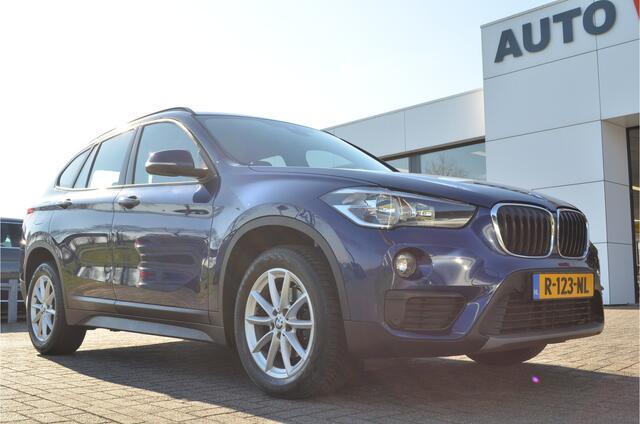 BMW X1 sDrive18i High Executive Sportstoelen | Navi | Stoelverwarming | M-stuur | Elektr a.klep | PDC V+A