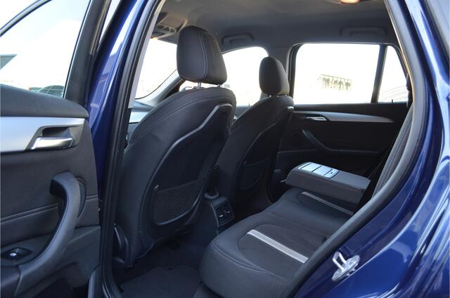BMW X1 sDrive18i High Executive Sportstoelen | Navi | Stoelverwarming | M-stuur | Elektr a.klep | PDC V+A