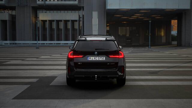 BMW X1 xDrive25e High Executive M Sport Automaat / Panoramadak / Trekhaak / Sportstoelen / Adaptieve LED / M Adaptief onderstel / Parking Assistant Plus / Comfort Access
