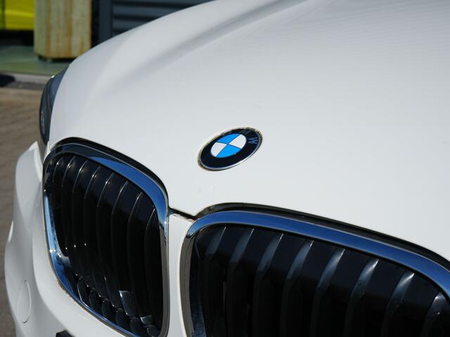 BMW X1 sDrive18i M Sport Dealer O.H | Alcantara Sportstoelen | LED Koplampen | 18"L.M | Navi Full Map | Sportstuur |