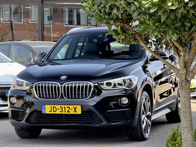 BMW X1 sDrive16d CORPORATE ESSENTIAL. LEDER NAVI AIRCO PARK-ASSIST 19 INCH-M.VELGEN LED PDC