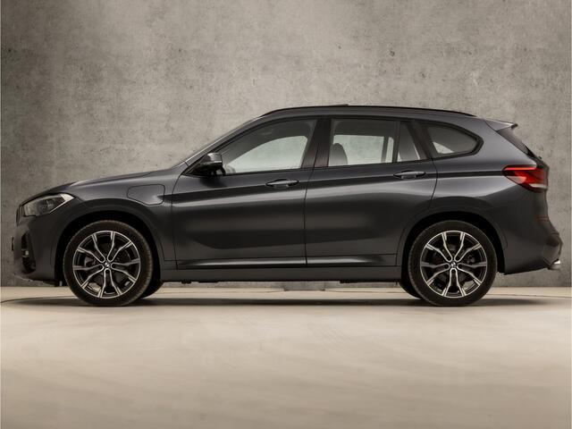 BMW X1 xDrive25e M Sport 221Pk Automaat (PANORAMADAK, M PAKKET, DEALER ONDERHOUDEN, HEAD-UP DISPLAY, GROOT NAVI, LEDEREN SPORTSTOELEN, CAMERA, STOELVERWARMING, MINERALGRAU, NIEUWSTAAT)