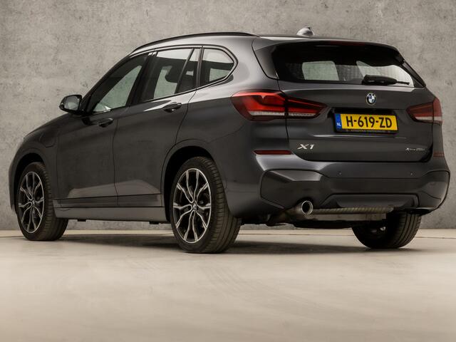 BMW X1 xDrive25e M Sport 221Pk Automaat (PANORAMADAK, M PAKKET, DEALER ONDERHOUDEN, HEAD-UP DISPLAY, GROOT NAVI, LEDEREN SPORTSTOELEN, CAMERA, STOELVERWARMING, MINERALGRAU, NIEUWSTAAT)
