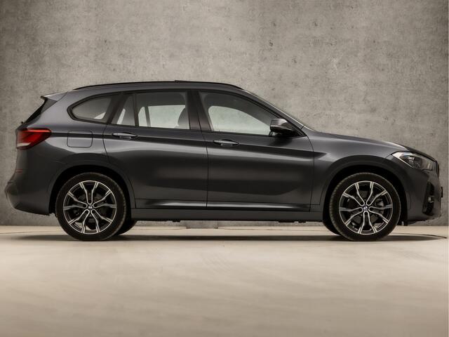 BMW X1 xDrive25e M Sport 221Pk Automaat (PANORAMADAK, M PAKKET, DEALER ONDERHOUDEN, HEAD-UP DISPLAY, GROOT NAVI, LEDEREN SPORTSTOELEN, CAMERA, STOELVERWARMING, MINERALGRAU, NIEUWSTAAT)