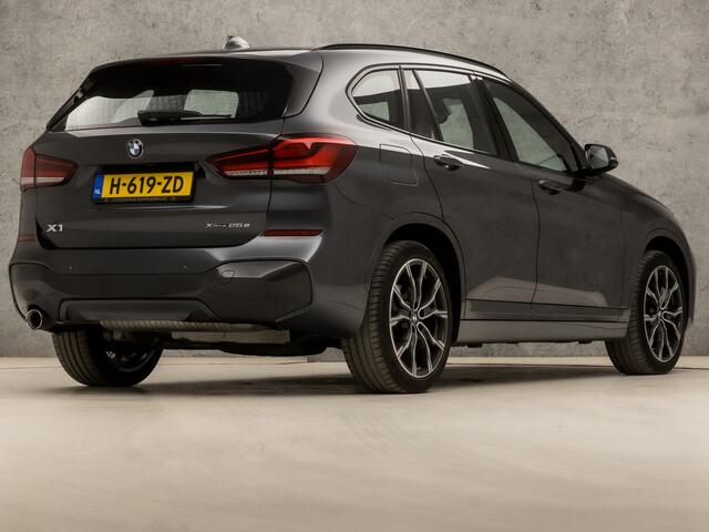 BMW X1 xDrive25e M Sport 221Pk Automaat (PANORAMADAK, M PAKKET, DEALER ONDERHOUDEN, HEAD-UP DISPLAY, GROOT NAVI, LEDEREN SPORTSTOELEN, CAMERA, STOELVERWARMING, MINERALGRAU, NIEUWSTAAT)
