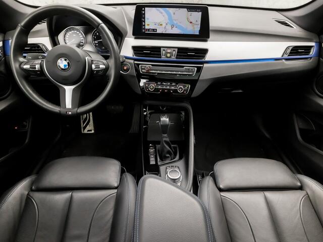 BMW X1 xDrive25e M Sport 221Pk Automaat (PANORAMADAK, M PAKKET, DEALER ONDERHOUDEN, HEAD-UP DISPLAY, GROOT NAVI, LEDEREN SPORTSTOELEN, CAMERA, STOELVERWARMING, MINERALGRAU, NIEUWSTAAT)