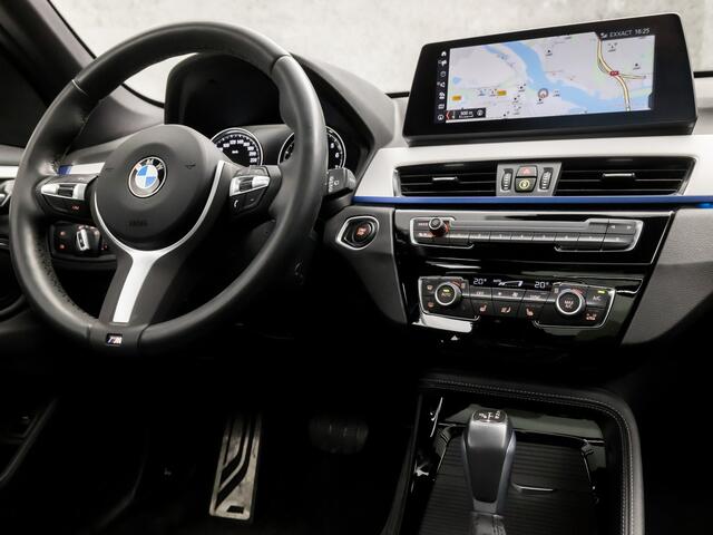 BMW X1 xDrive25e M Sport 221Pk Automaat (PANORAMADAK, M PAKKET, DEALER ONDERHOUDEN, HEAD-UP DISPLAY, GROOT NAVI, LEDEREN SPORTSTOELEN, CAMERA, STOELVERWARMING, MINERALGRAU, NIEUWSTAAT)