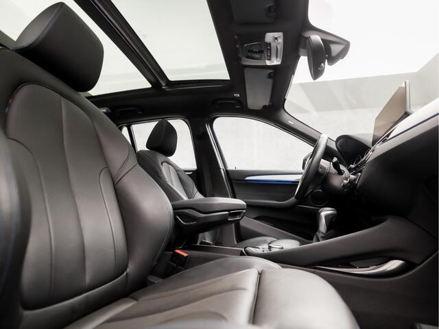 BMW X1 xDrive25e M Sport 221Pk Automaat (PANORAMADAK, M PAKKET, DEALER ONDERHOUDEN, HEAD-UP DISPLAY, GROOT NAVI, LEDEREN SPORTSTOELEN, CAMERA, STOELVERWARMING, MINERALGRAU, NIEUWSTAAT)