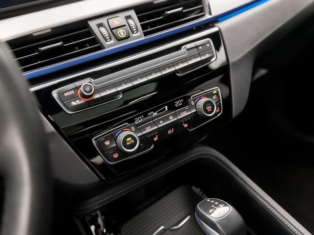 BMW X1 xDrive25e M Sport 221Pk Automaat (PANORAMADAK, M PAKKET, DEALER ONDERHOUDEN, HEAD-UP DISPLAY, GROOT NAVI, LEDEREN SPORTSTOELEN, CAMERA, STOELVERWARMING, MINERALGRAU, NIEUWSTAAT)