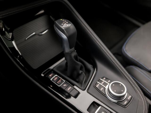BMW X1 xDrive25e M Sport 221Pk Automaat (PANORAMADAK, M PAKKET, DEALER ONDERHOUDEN, HEAD-UP DISPLAY, GROOT NAVI, LEDEREN SPORTSTOELEN, CAMERA, STOELVERWARMING, MINERALGRAU, NIEUWSTAAT)
