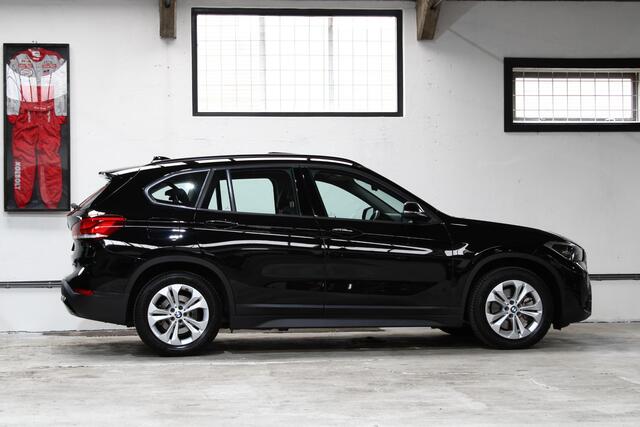 BMW X1 xDrive25e Executive | Panoramadak | Head-Up | Elektr. achterklep | Leder | NL auto | BTW |