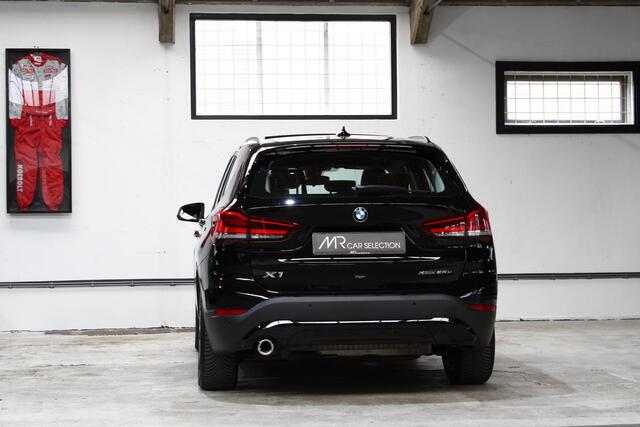 BMW X1 xDrive25e Executive | Panoramadak | Head-Up | Elektr. achterklep | Leder | NL auto | BTW |