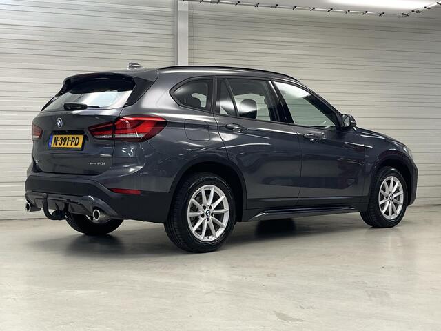 BMW X1 sDrive20i High Executive / Sportline / Trekhaak 1800 KG / Stoelverwarming / Safety Pack / Spiegel Pack / Comfort Access Pack /