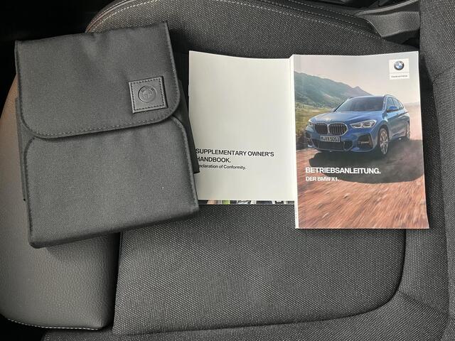 BMW X1 sDrive20i High Executive / Sportline / Trekhaak 1800 KG / Stoelverwarming / Safety Pack / Spiegel Pack / Comfort Access Pack /
