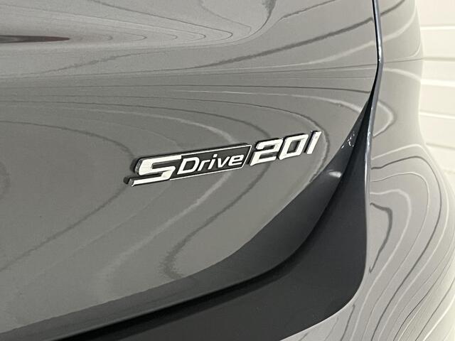 BMW X1 sDrive20i High Executive / Sportline / Trekhaak 1800 KG / Stoelverwarming / Safety Pack / Spiegel Pack / Comfort Access Pack /