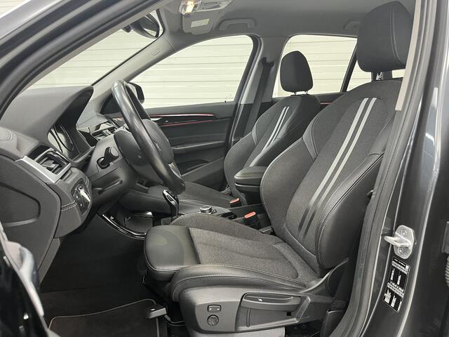 BMW X1 sDrive20i High Executive / Sportline / Trekhaak 1800 KG / Stoelverwarming / Safety Pack / Spiegel Pack / Comfort Access Pack /