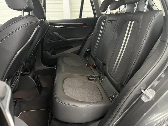 BMW X1 sDrive20i High Executive / Sportline / Trekhaak 1800 KG / Stoelverwarming / Safety Pack / Spiegel Pack / Comfort Access Pack /