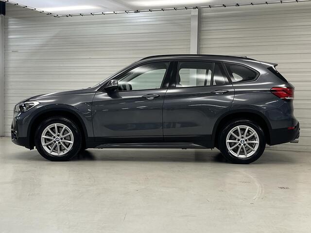 BMW X1 sDrive20i High Executive / Sportline / Trekhaak 1800 KG / Stoelverwarming / Safety Pack / Spiegel Pack / Comfort Access Pack /