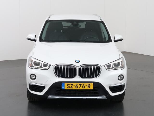 BMW X1 sDrive18i High Executive | Trekhaak | Navigatie | Head-Up | Leder | 18" Lichtmetalen Velgen |