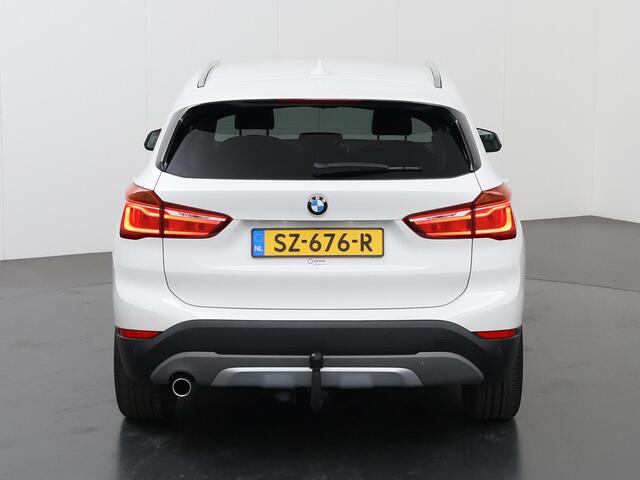 BMW X1 sDrive18i High Executive | Trekhaak | Navigatie | Head-Up | Leder | 18" Lichtmetalen Velgen |
