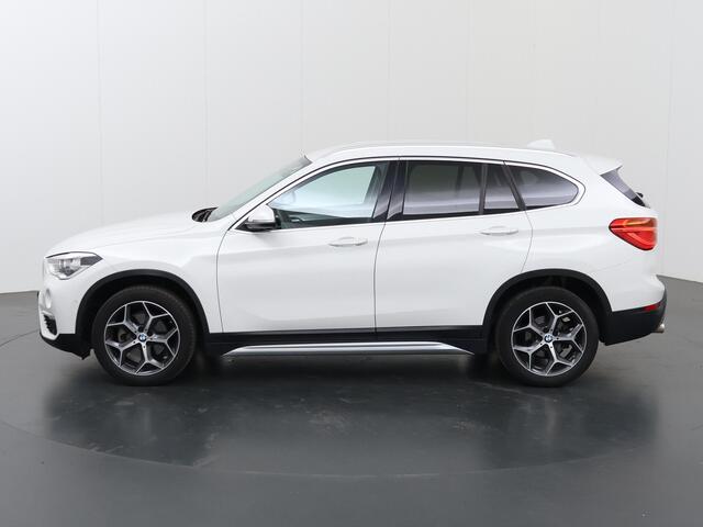 BMW X1 sDrive18i High Executive | Trekhaak | Navigatie | Head-Up | Leder | 18" Lichtmetalen Velgen |