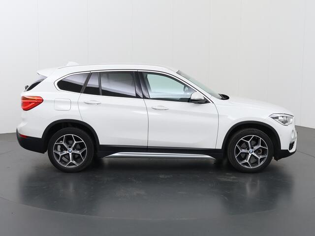 BMW X1 sDrive18i High Executive | Trekhaak | Navigatie | Head-Up | Leder | 18" Lichtmetalen Velgen |