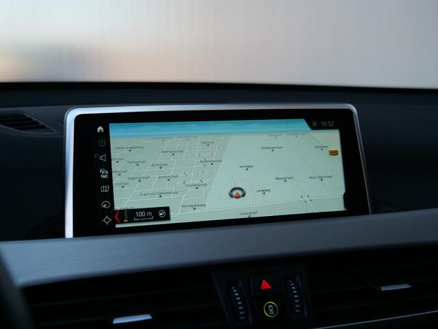 BMW X1 sDrive20i 192pk Orange Edition II Automaat Navigatie / Trekhaak / Leder / Camera