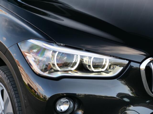 BMW X1 sDrive20i 192pk Orange Edition II Automaat Navigatie / Trekhaak / Leder / Camera