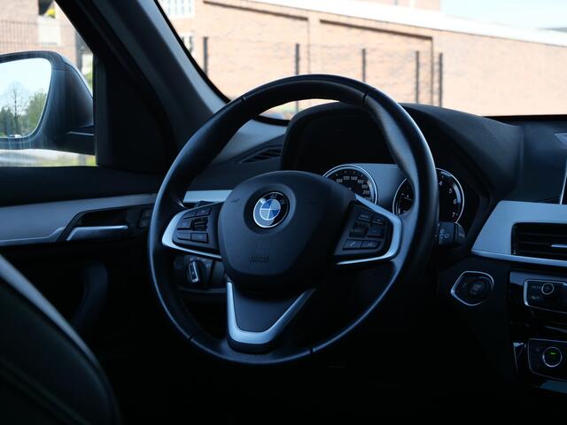 BMW X1 sDrive20i 192pk Orange Edition II Automaat Navigatie / Trekhaak / Leder / Camera